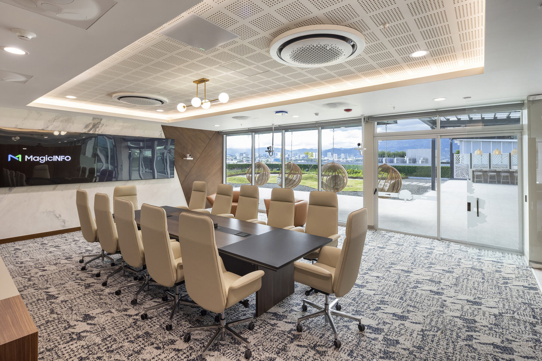 Sala corporativa de reuniones con sistema audiovisual integrado en el parque Ultrapark, Heredia
