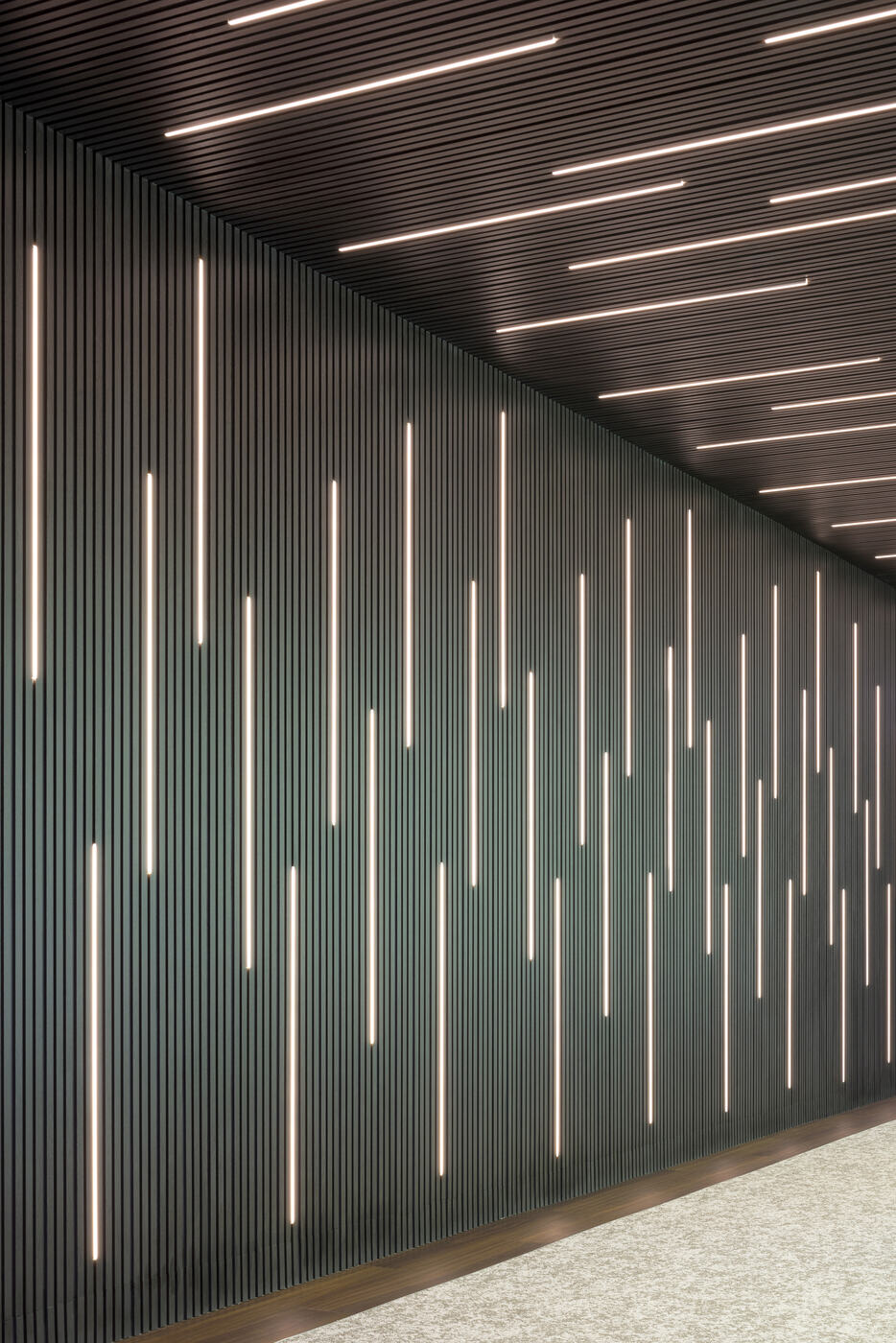 Detalle de infraestructura e iluminación técnica en edificio corporativo
