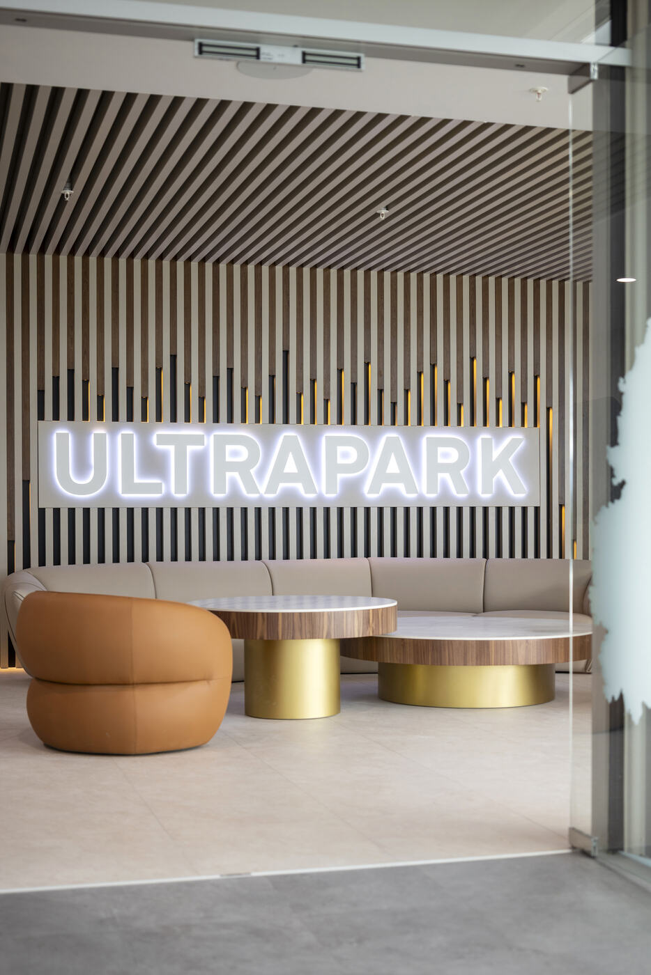 Lobby corporativo con la marca Ultrapark en La Aurora de Heredia
