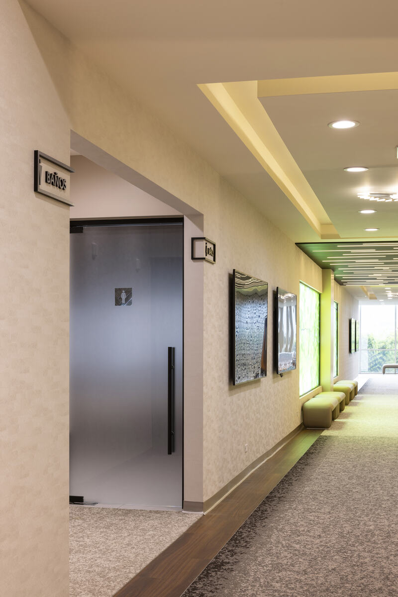 Pasillo de instalaciones corporativas en condiciones de orden y limpieza