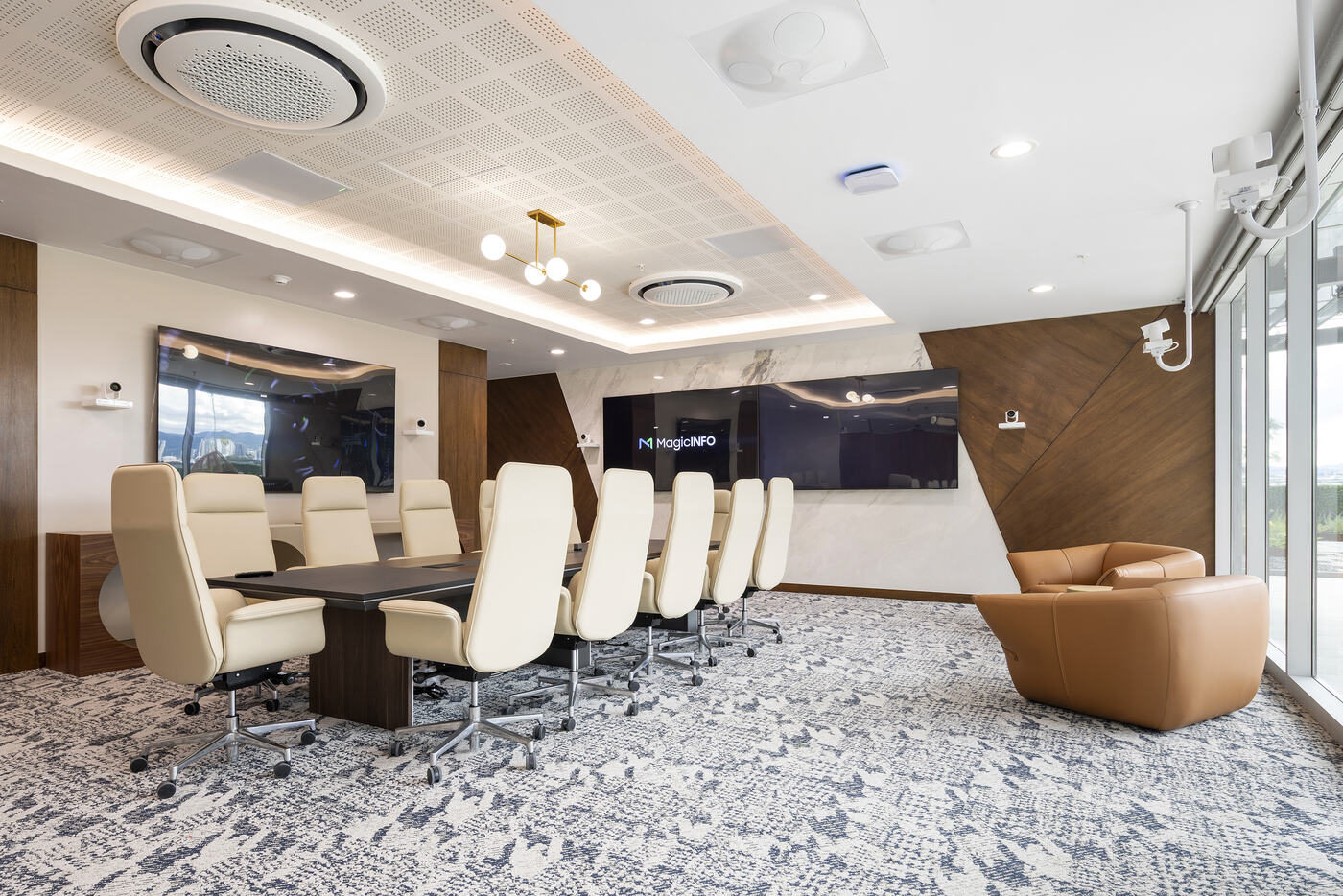 Sala de juntas con pantalla y sistema de videoconferencia corporativa